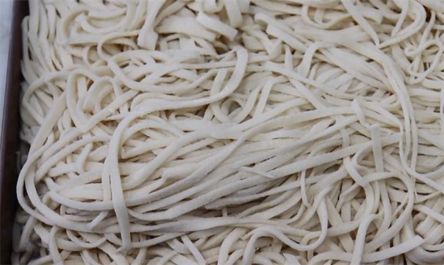 教你做北方人最爱吃的手擀面，做法和技巧都教你，学会受用一辈子