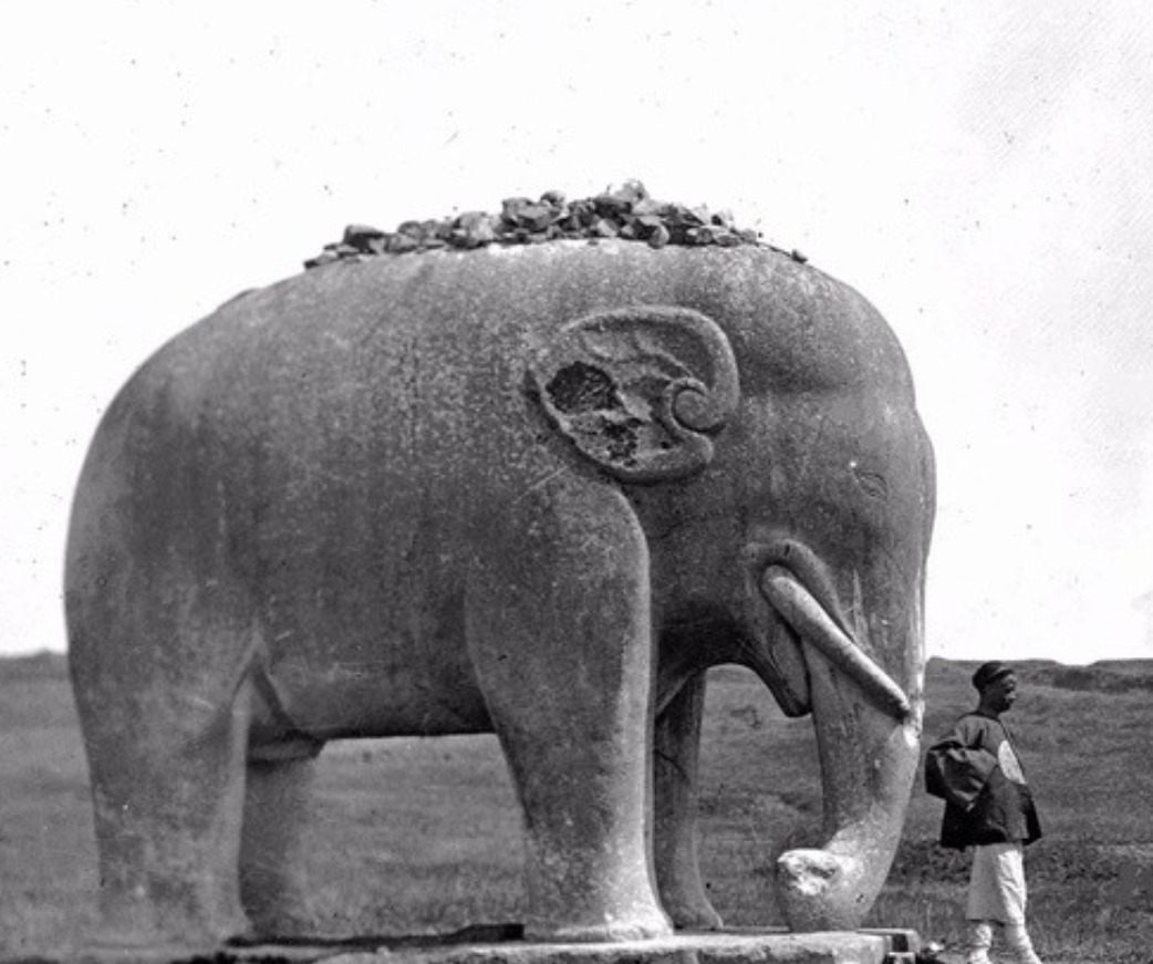 百年前明孝陵,不见五陵豪杰墓,无花无酒锄作田