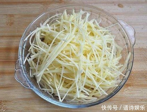 炒土豆丝时，不能直接下锅炒，大厨教你多做1步，才会脆爽不粘锅