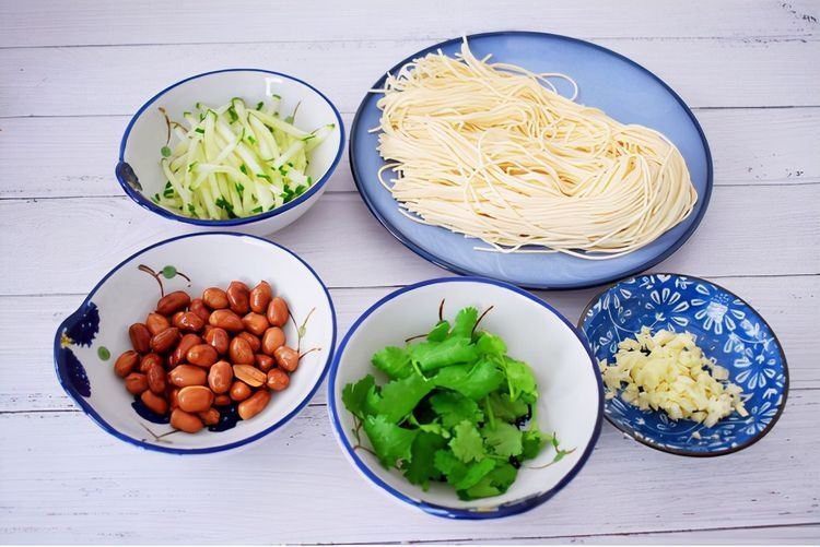 面条别再煮着吃了，配上拌好的辣椒油，不怕你不喜欢