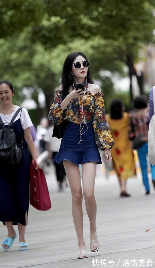 穿搭|今年超火的港风碎花上衣,搭配牛仔喇叭裙,尽显优雅气质,极具东方美