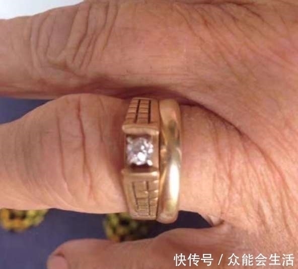 老伴|农村老太太在地里干活,挖到老伴丢失已久的戒指,流泪了