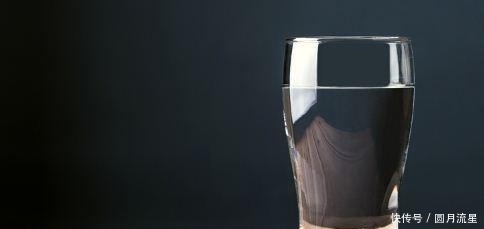 有人喝点水就跑厕所，有人却怎么喝都没尿意？告诉你哪种更健康