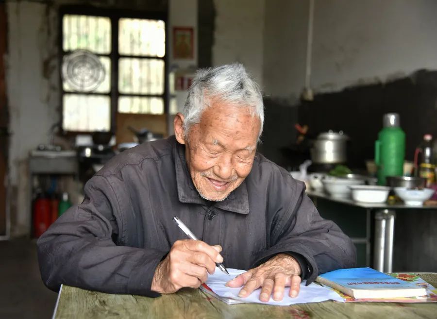 家庭和睦|108岁! 天台最长寿的老人是他! 天天读报, 衣服自己洗!