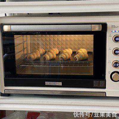高糖酵母|#安佳马苏里拉芝士挑战赛# 零失败の肠仔包，深受小盆友喜爱