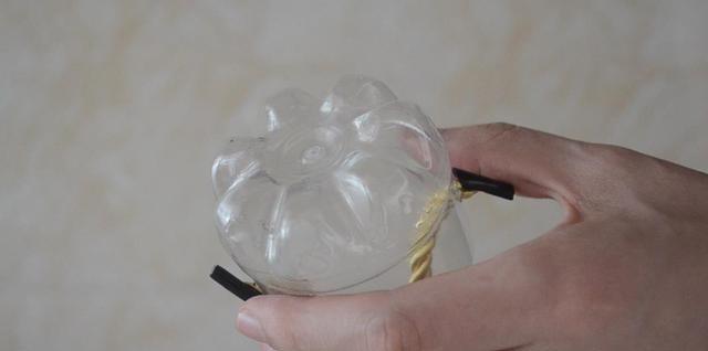 塑料瓶上穿一根绳子，放在卫生间一年省下不少钱