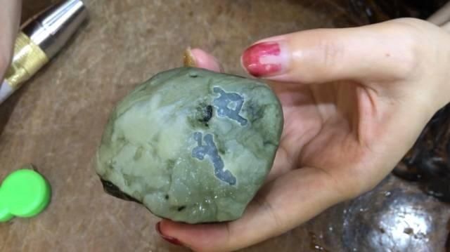 入手|美女坚持入手的满裂翡翠原石,3刀切下去,货主瞬间不敢说话了