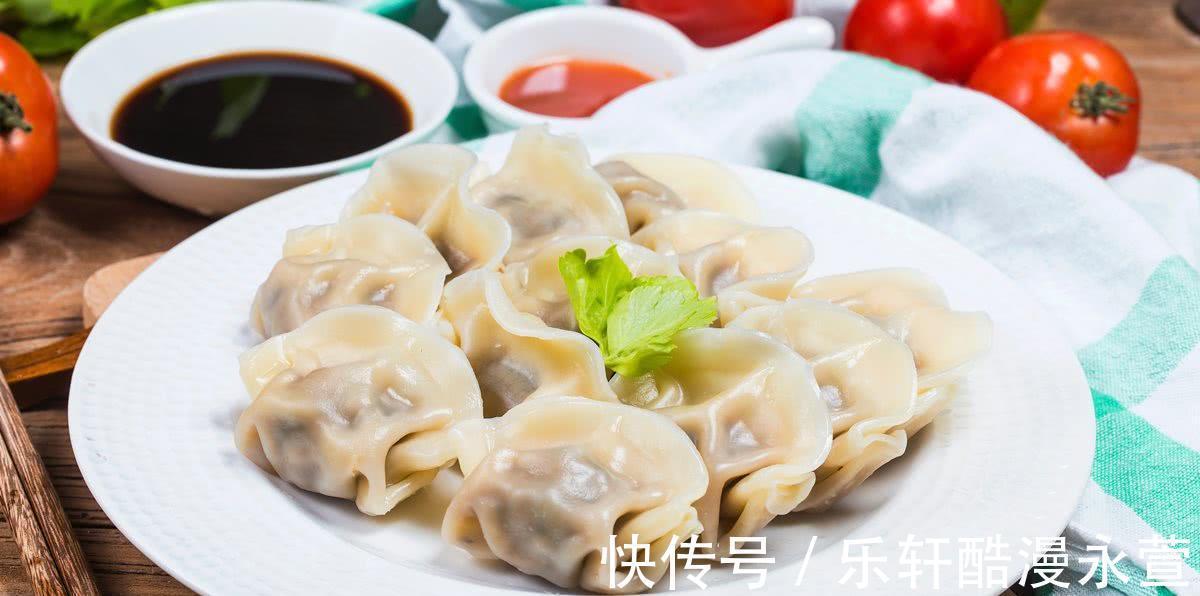 调制|洋葱胡萝卜牛肉饺子,馅料十足,调制一些蘸料配着吃,美得很