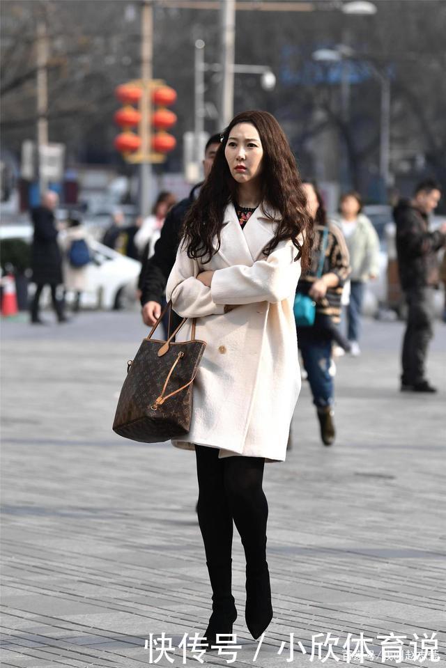 蓝色格纹时装搭配尖头高跟鞋，不仅让你时尚而且更有自信