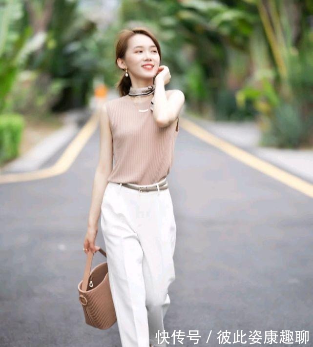服装|简约又精致的职场穿搭,会让整个人更加精神,甚至可以美成焦点