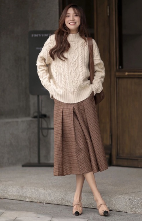 时髦|冬天的“毛衣”该怎么穿?建议搭配半身裙,让你温柔时髦有女人味