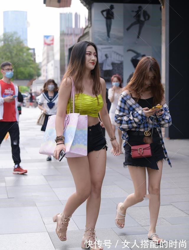 性感 黄绿色褶皱上衣搭配五彩挎包,性感时尚,每个人都有少女心!