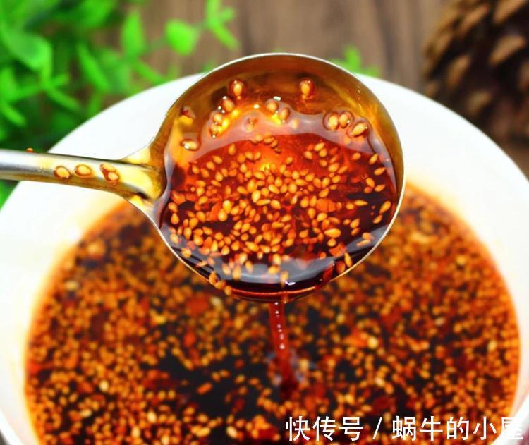 搅拌均匀|炸辣椒油,别傻傻的只会浇热油,多加1步,辣油香辣红亮,贼香!