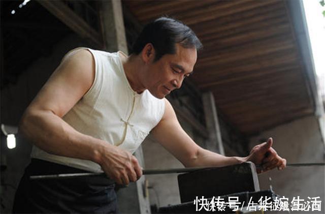 倚天剑|铸剑师郑国荣:第一把剑拍卖两万,第2把陨铁铸造,第3把赠金庸