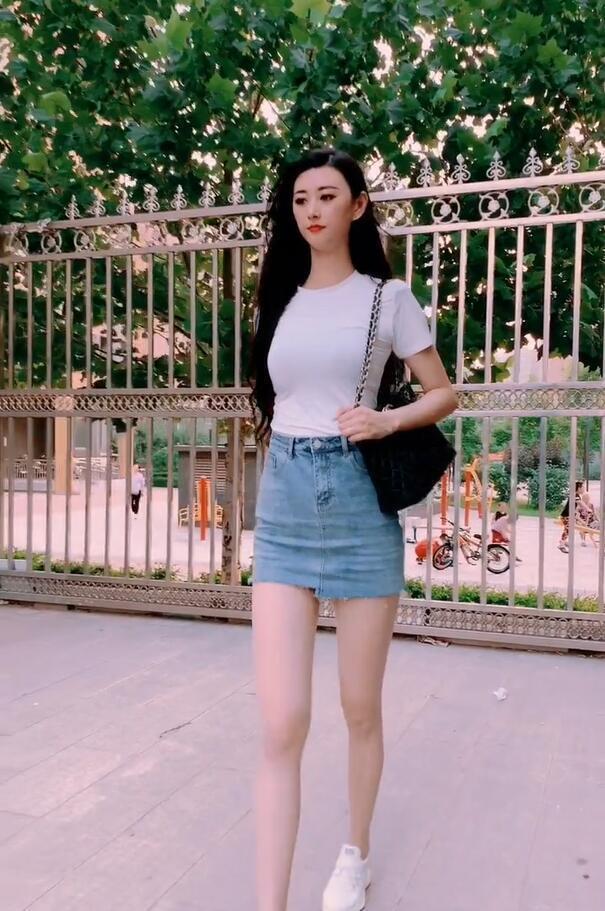 街拍:长发美女身穿露肩装配阔腿裤,非常的显气质,真是漂亮极了