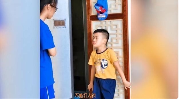 姐姐|“暴躁姐姐”在线教育弟弟,父母不敢帮儿子求情,网友:女中豪杰