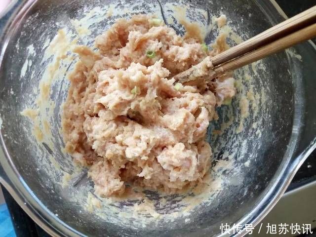 换个新吃法,把肉塞进它里面,好吃极了