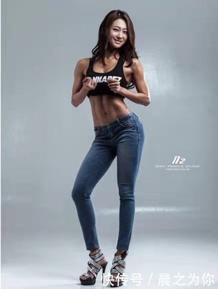 魔鬼身材|白衣天使脱下医生装,小姐姐秒变健身女神,魔鬼身材成就了她