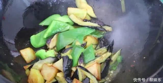教你做素菜地三鲜,茄子土豆青椒,炒在一起原来那么好吃