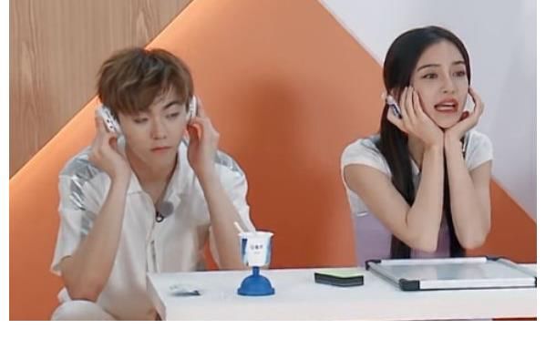 b《奔跑吧》宋雨琦和baby穿同款裙子，兩人坐姿形成鮮明對比，誰是女漢子再明顯不過