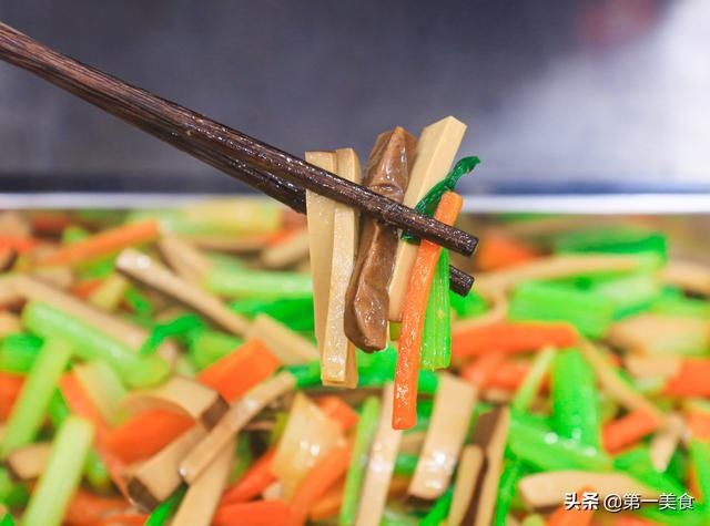  食欲|鸡蛋干怎么炒才好吃？大厨说就用最朴实的吃法！红黄配绿有食欲