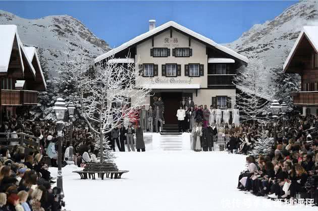 微笑|香奈儿老佛爷“遗作”秀场,模特们一边走一边哭,只有她一脸微笑