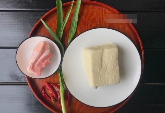 炖豆腐时,往锅里扔这2味香料,炖出来的豆腐又香又嫩,超美味!