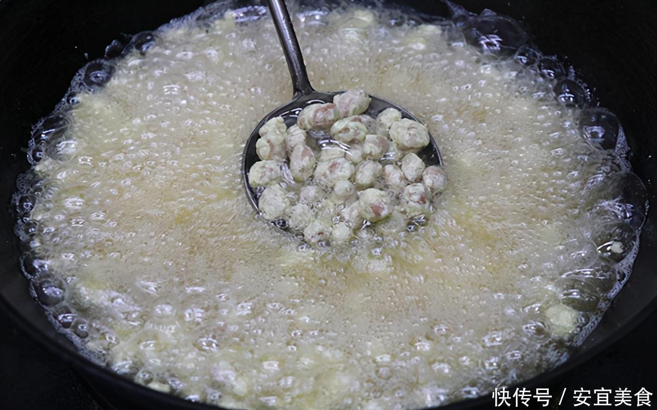 花生里加2个鸡蛋，酥香脆口，3块钱一大盘，还可当作小零食