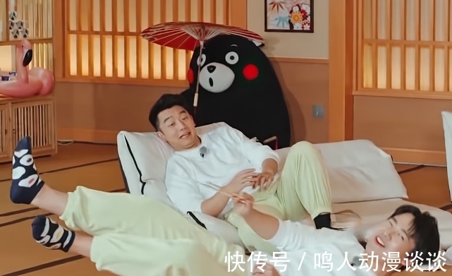 沙溢|郭麒麟脱掉鞋子，谁注意袜子上的图案，“德云大小姐”就是不一样