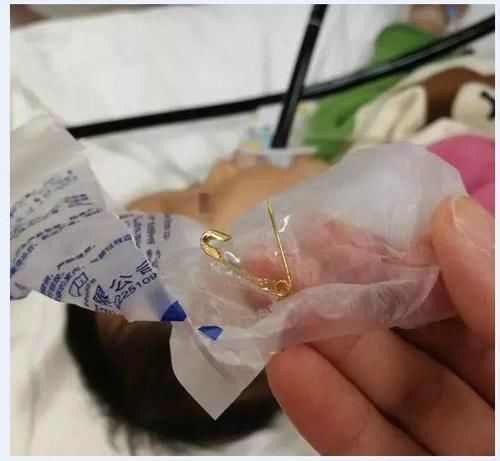 异物|10个月宝宝突然哭闹,妈妈看了眼蚊帐后,抱起孩子就往医院冲