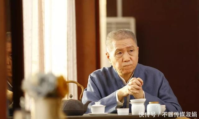 马未都有一件明代铜瑞兽镇,宽吻蒜头鼻,额头还长了个独角