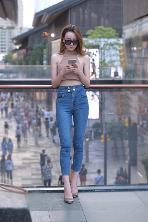 巧搭牛仔裤,清爽减龄有个性,穿出了与众不同的美