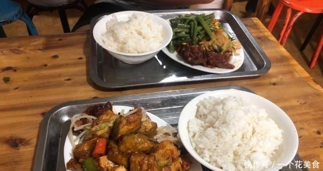 生意|做西安街边生意火爆锅碗瓢盆,荤菜17元,随便吃,门口排成一排