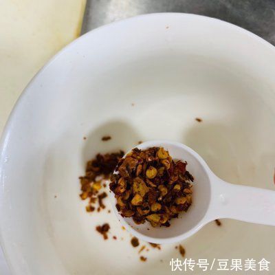 饭店大厨说漏嘴的秘密，红油干拌饺子这样做才好吃