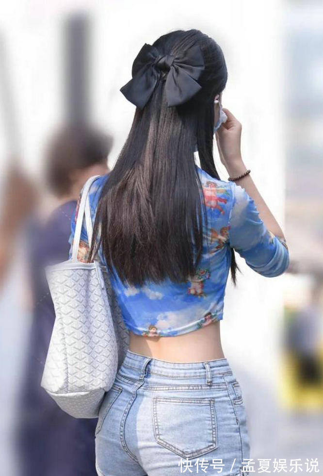 气质 小姐姐穿着凉爽的上衣热裤,真的很青春美丽,轻松展现好气质