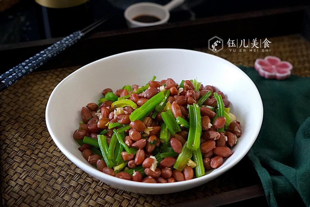 用花生米这样做下酒菜,太实用了,不油炸不用炒,宴客倍有面子