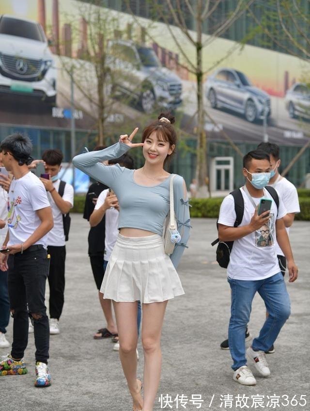 穿搭 清浅绒面长袖雪纺衫,搭配纯洁百褶裙,彰显清新甜美