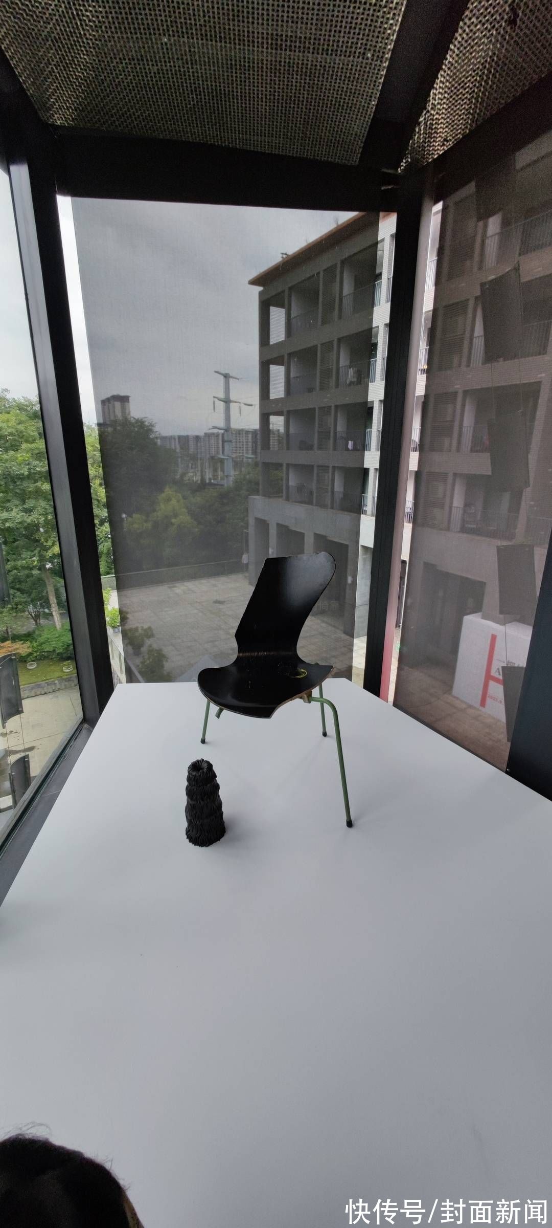 椅子季&十位中外艺术家组团参展，这个展览把椅子玩出了“花样年华”