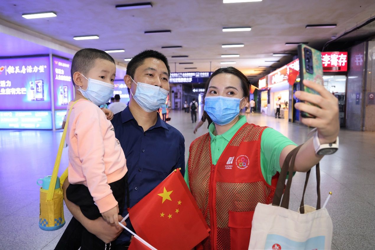 武汉|一到武汉就收到红旗和热干面，文旅志愿者给外地游客送出文旅大礼包