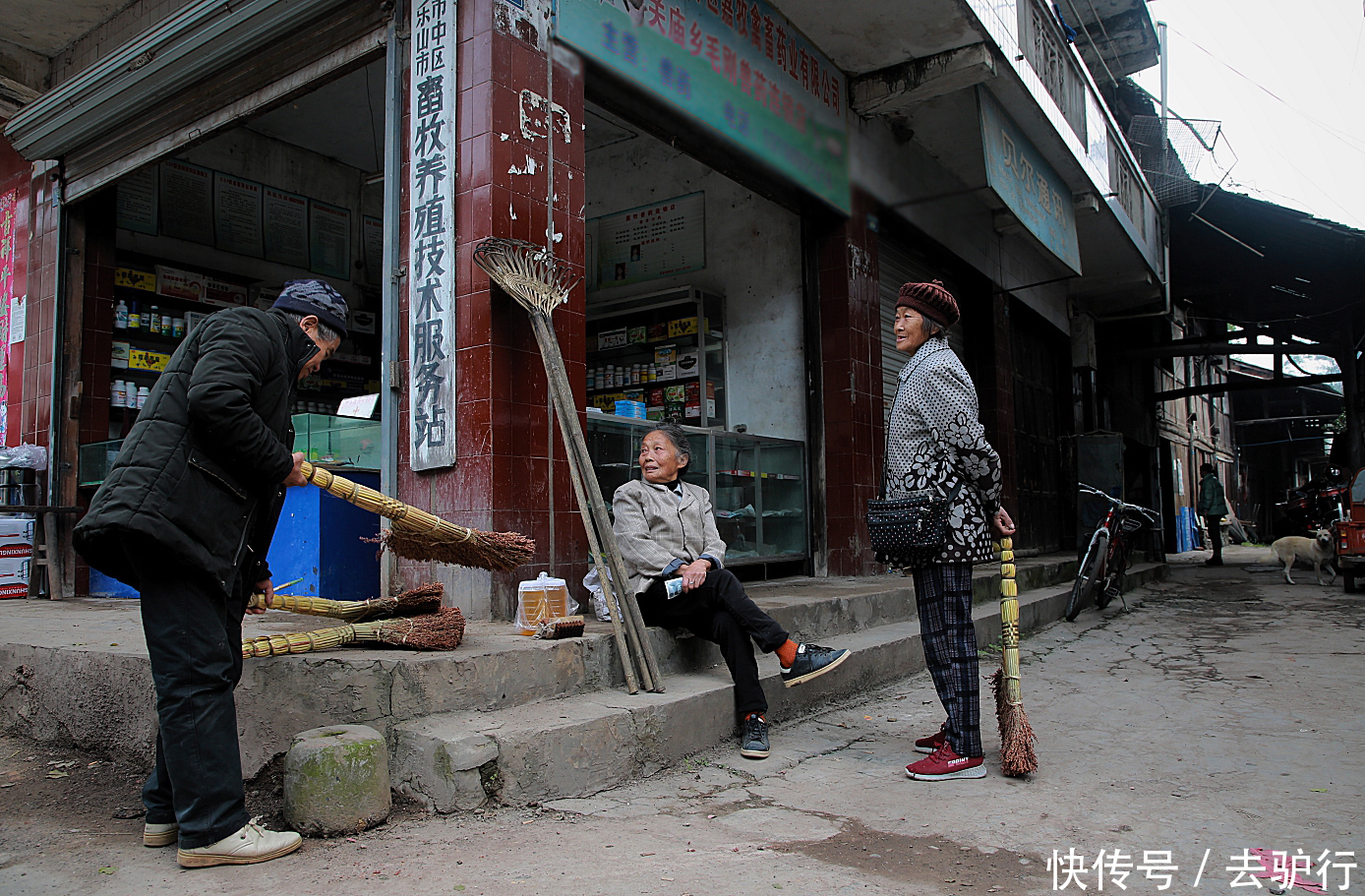 中年|被遗忘的千年古村：老房子散发着腐朽的气息，老人孤独地生活着