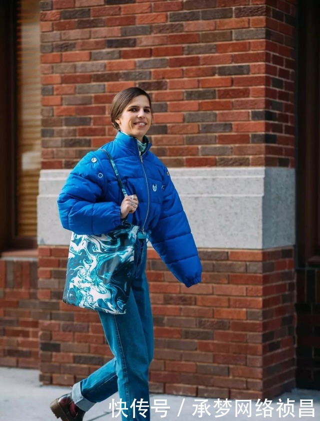 “黑羽绒服”别再穿了,今年最流行这3款羽绒服,穿对一款你就赢