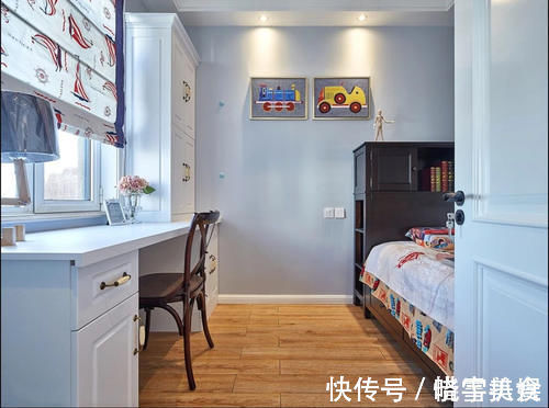 美观|卧室别再靠床头装书桌了，换个位置省空间又美观，早知我也这么装