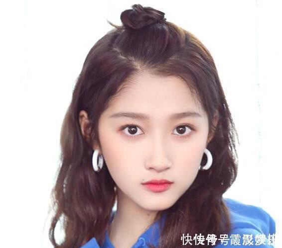 半丸子头很少人扎了,如今流行这3种扎发发型,头发少也适合