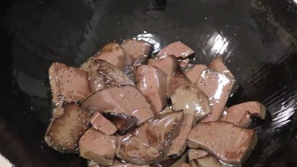 倒入|猪血最美味的吃法,香辣美味,猪血Q弹爽滑,是一道不错的家常菜