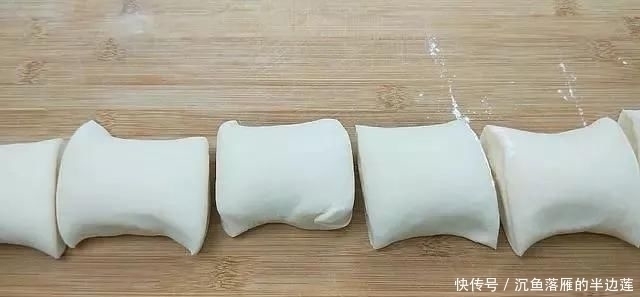 这个“饼”3天不吃就想的慌,金黄酥脆,又香又解馋,做法超简单