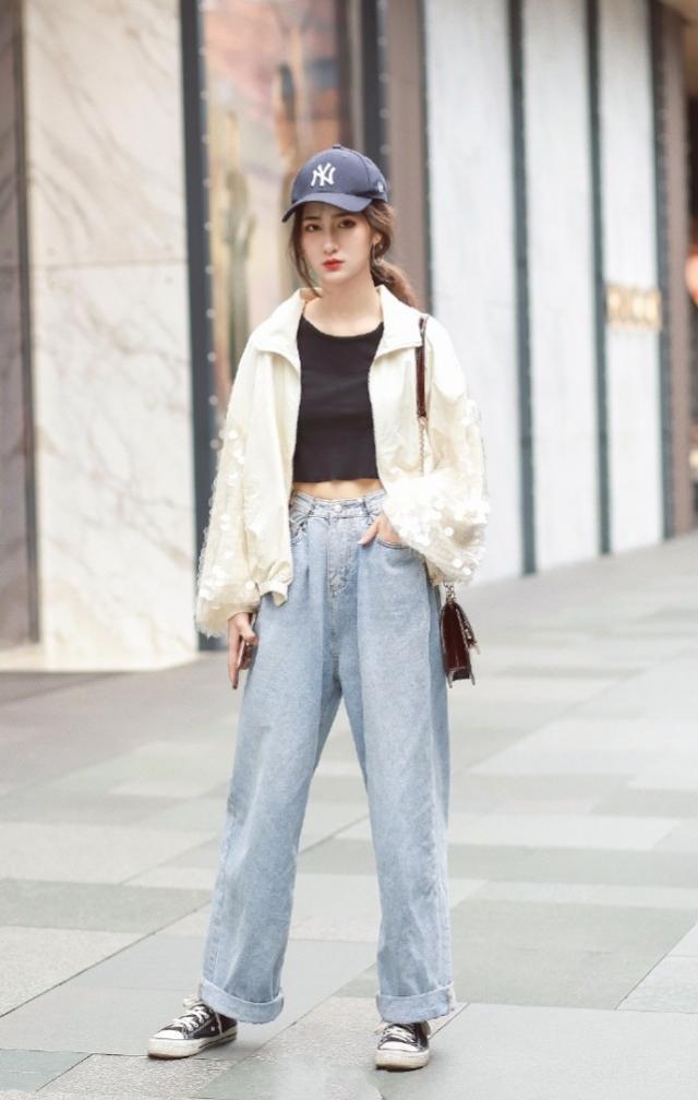 时尚|街拍:气质干练的短发美女,牛仔装的搭配简洁干练,休闲又不失气质