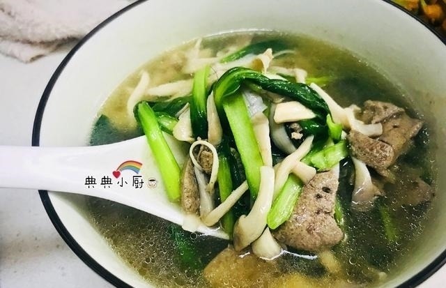 平菇|猪身上便宜又好吃的部位，煮汤越喝越香，是最好的食补食材