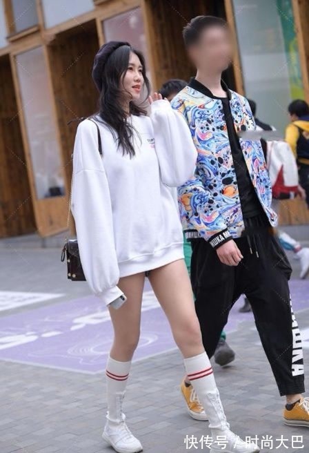 牛仔裤 穿着卡其色，时尚而老成，充满高级感