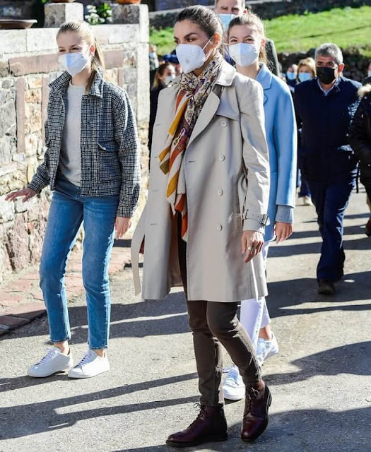 全家福|西班牙王室圣诞全家福来啦! 索菲亚公主穿蓝毛衣亮相, 又完胜姐姐