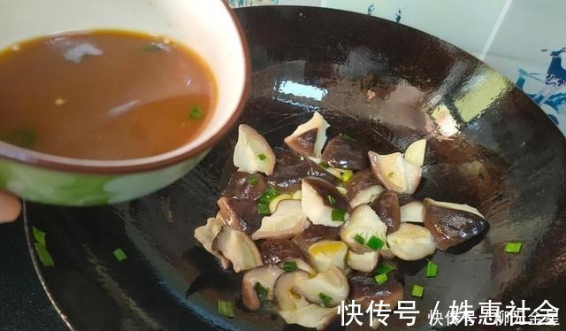 香菇|香菇和油菜是绝配,这样做好吃又好看,每次炒一盘,汤汁都不剩